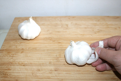 12 - Knoblauchknollen schälen / Peel garlic bulbs