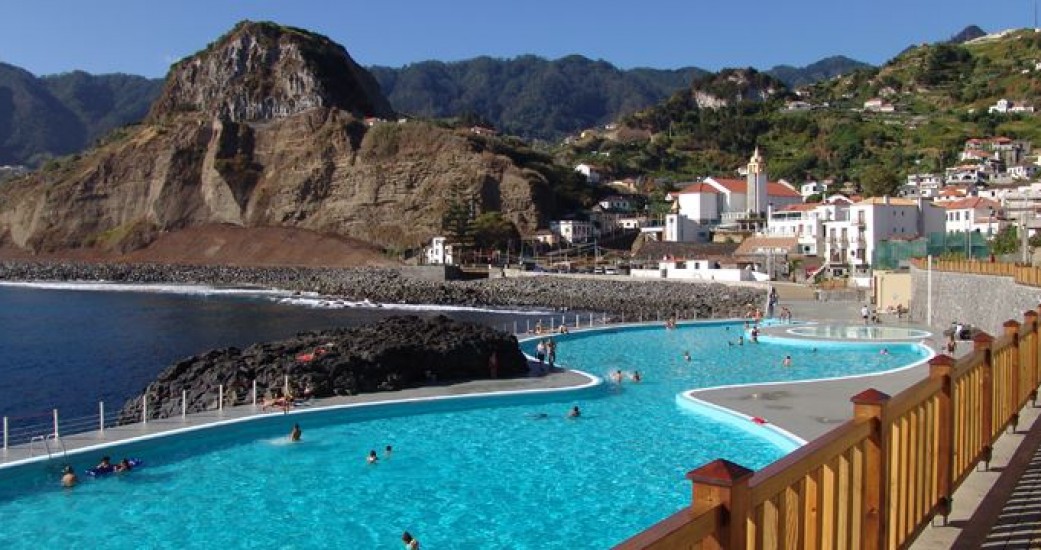 Мадейра. Пляж и бассейн в Porto da Cruz.