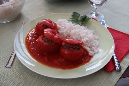 Gefüllte Tomaten in Tomatensoße zu Reis (mein Teller)