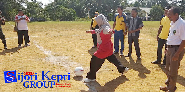 Penendangan Bola Kaki oleh Wakil Bupati Natuna, Ngesti Yuni, sebagai tanda dimulainya Turnamen Sepak Bola dan Bola Volly Piala Bedung Bertuah Desa Selemam