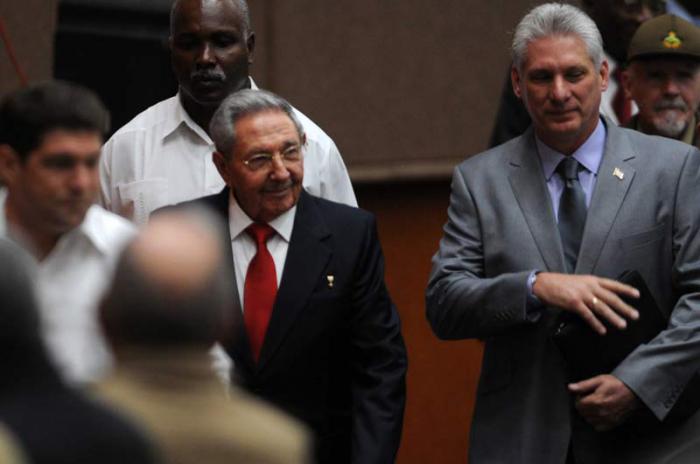 Presidente Raul Castro chega acompanhado do vice-presidente Miguel Díaz-Canel