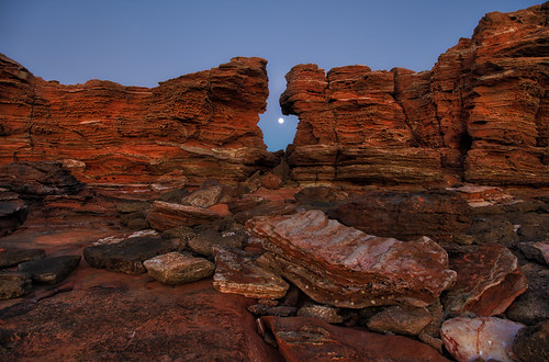 broome moon rocks dawn shoreline coast sunrise stillabitdark twophoenixabouttokiss