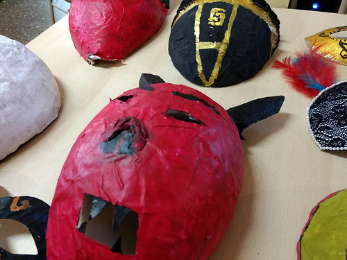 Confección de máscaras y cascos medievales