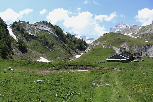 valais suisse ovronnaz petitpré montagnes nature alpages chalets printemps paysages nuages vert bleu neige névés groupenuagesetciel