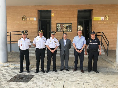 Visita del subdelegado del Gobierno en Sevilla, Carlos Toscano Sánchez, a la comisaría de Dos Hermanas
