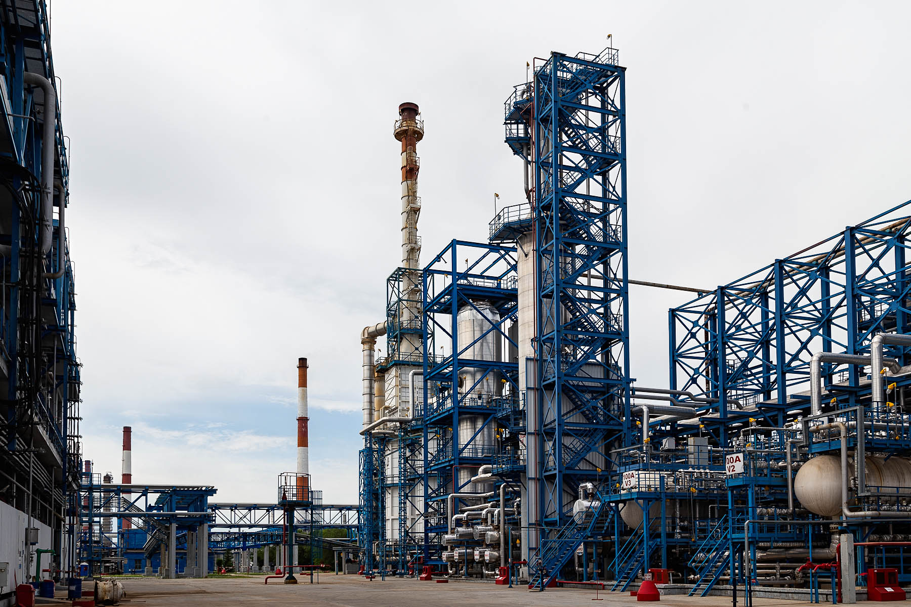 Оборудование переработка нефти. Омский НПЗ нефти. Завод Омск нефтезавод. Бухарский нефтеперерабатывающий завод.
