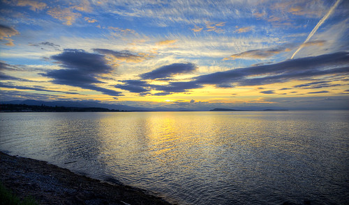 sunsets qualicumbeach sky clouds straitofgeorgia vancouverisland canada britishcolumbia landscape seascape