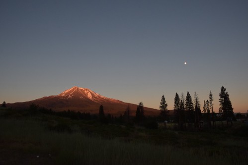 sunset shasta outdoors california dusk sky moonrise moon mountain