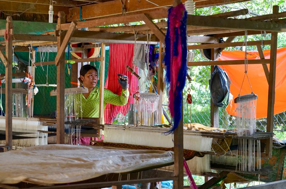 Visite d'un atelier de tissage de la soie