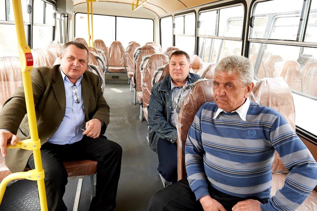 Пассажиры автобуса в салоне