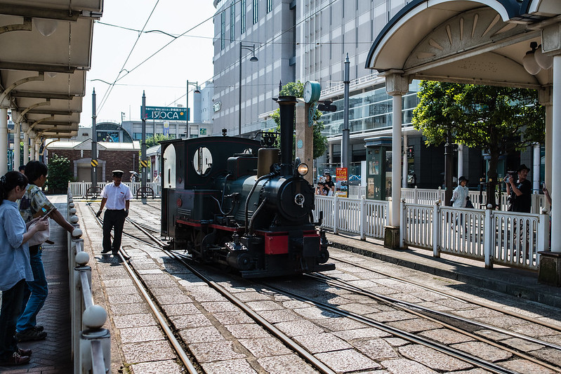 松山市駅で人力での方向転換をする坊っちゃん列車