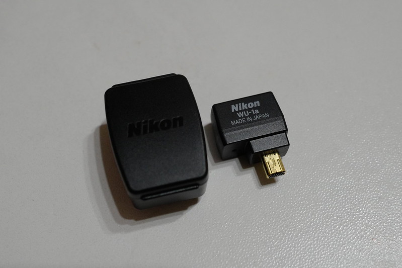 Nikon WU 1aワイヤレスモバイルアダプターケースと本体