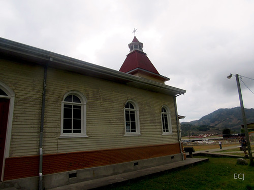 jardín nubes patrimonio campo rural iglesia templo madera metálico poste cableado ventanas personas torre cúpula cruz