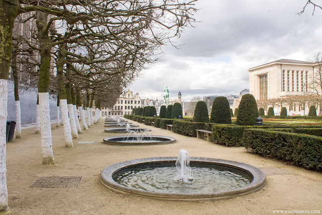 Il parco di fronte alla Biblioteca Reale del Belgio