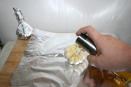 15 - Knoblauch mit Olivenöl besprühen / Sprinkle garlic bulbs with olive oil