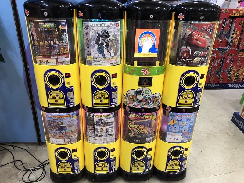 "Gachapon" Capsule Toy Vending Machines with WeChat, AliPay
