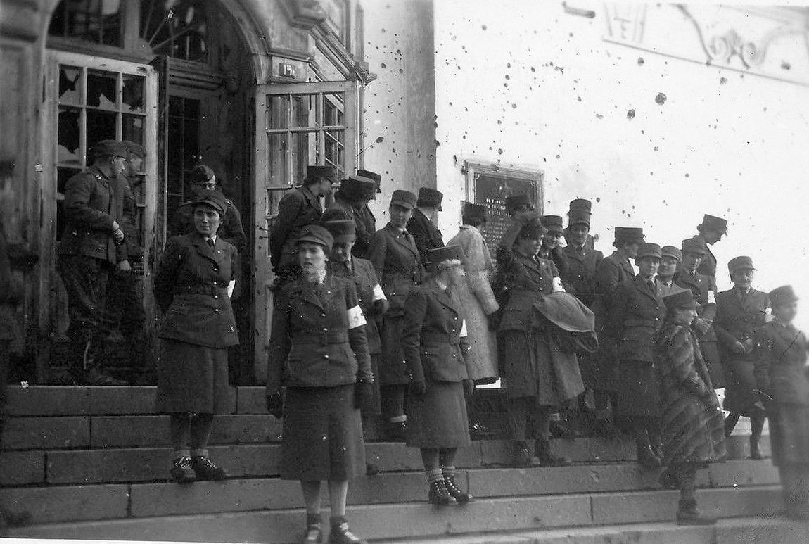 1941.  На крыльце Успенского собора
