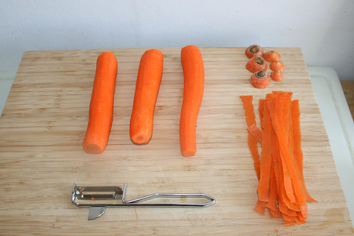 10 - Möhren schälen / Peel carrots