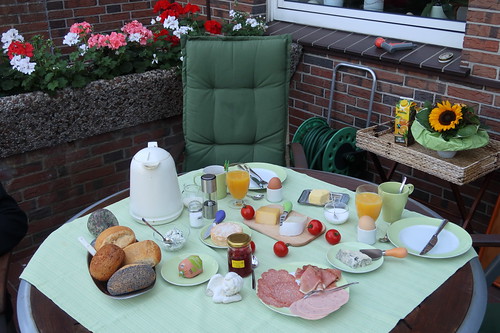 Frühstück auf der Terrasse (am dritten Morgen unseres diesjährigen Sommerurlaubs in Minden)