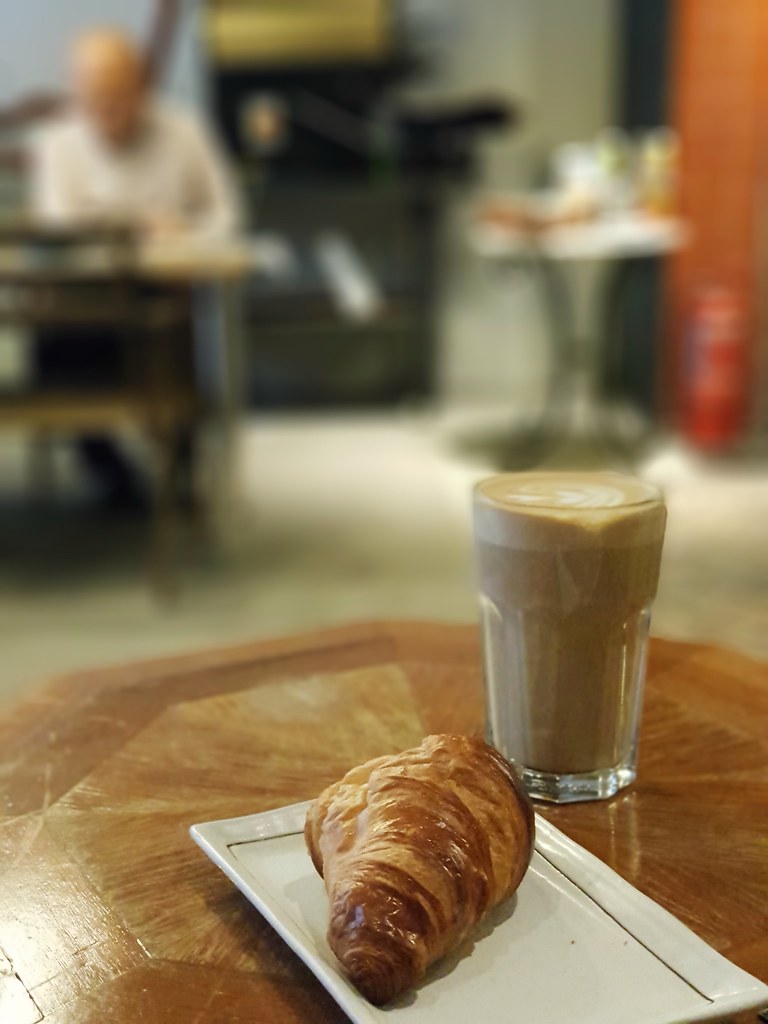 拿铁和牛角包 Latte & Croissant rm$15 @ Sprezzatura Cafe at Phileo Damansara 1