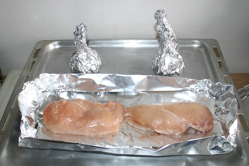 20 - Knoblauch & Hähnchenbrust auf Backblech legen / Put chicken breaste & garlic on baking tray