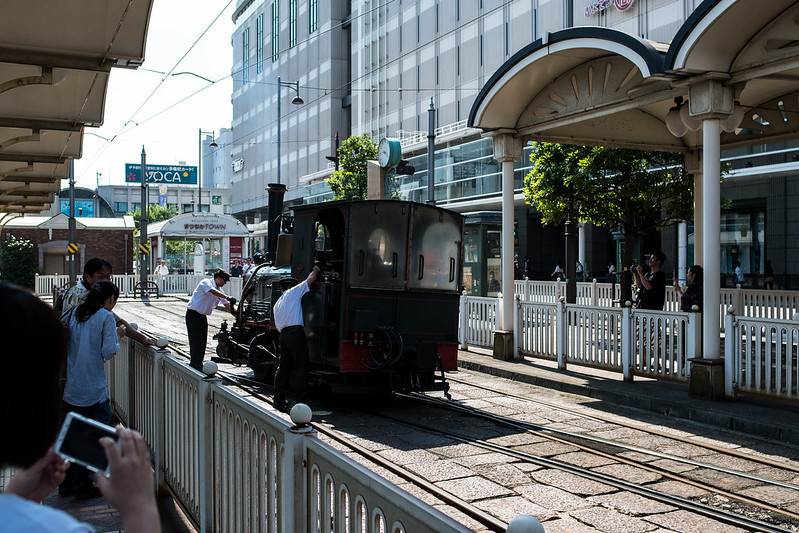 松山市駅で人力での方向転換をする坊っちゃん列車
