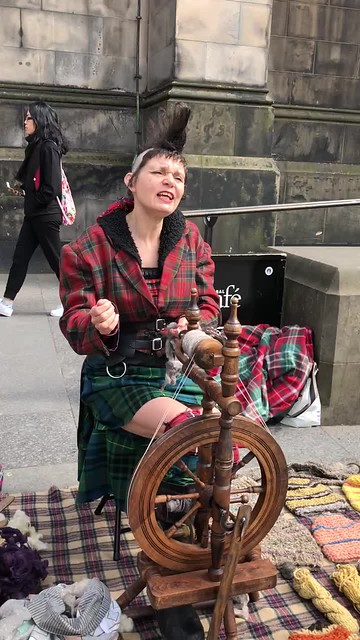 iphone movie: Scottish busker girl spins a wheel and sings a song. St. Giles Cathedral, Edinburgh, 16 Apr 2018