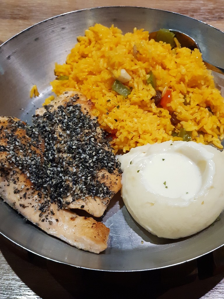 日本"振り掛け"三文鱼 Furikake Salmon & 西班牙焗飯 Paella baked rice RM$16 @ Fish & Co at Main Place USJ21