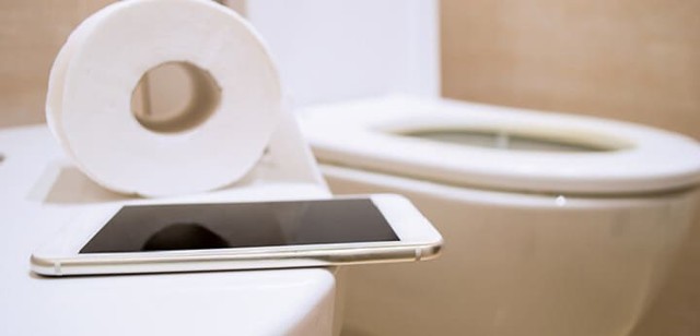 4603 Why you need to stop taking your mobile to Toilets 03