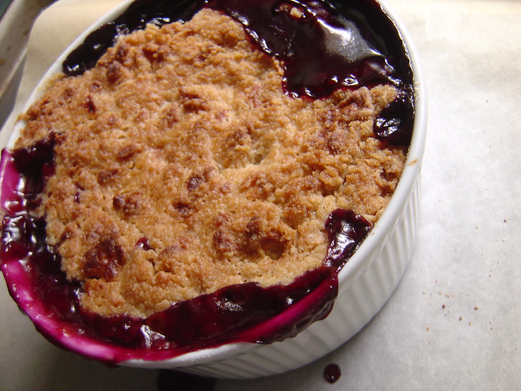 peach and blueberry crumble