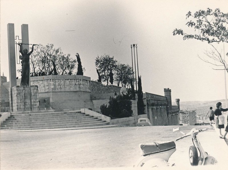 Monumento al ángel del Alcázar en 1962. Fotografía de Julián C.T.