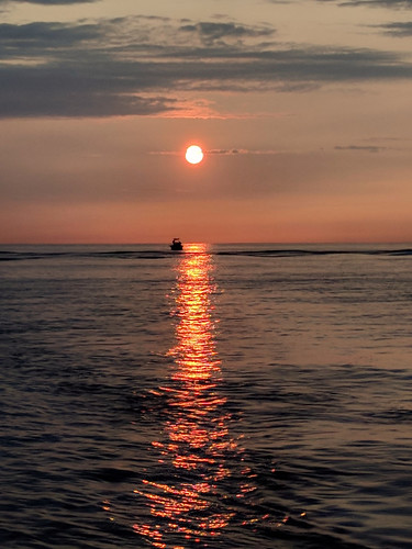 lakeontariosunrise lakeontario sunrise dawn greatlake water boat sky fishing fishingcharter seaangelfishingcharter