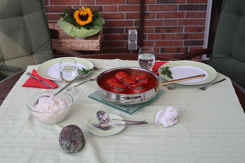 Gefüllte Tomaten in Tomatensoße zu Reis (Tischbild)