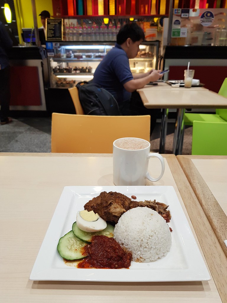 马来"仁当鸡"椰酱饭 Nasi Lemak Rendang Ayam $16.95 & 马来拉茶 Teh Tarik $5.10 @ Malaysian Wok Express at KLIA