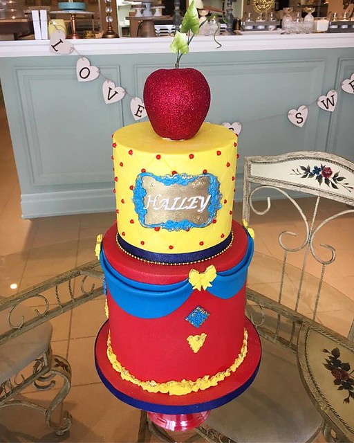 Snow White Themed Cake by Sweet Sister~Chic Sister