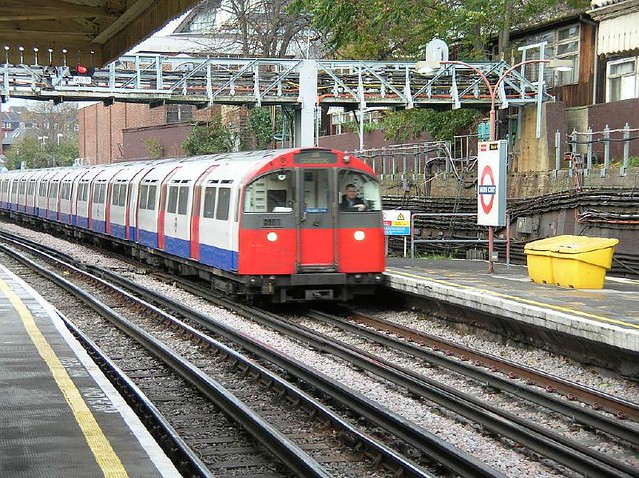 Piccadilly Line Barons Court  20051201