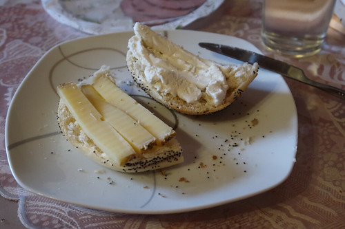 Zitronen-Pfeffer-Käse und Honig-Ziegenkäse auf Mohnbrötchen