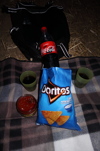 Doritos Cool American mit Salsa Dip und Coca Cola bei Beobachtung der Mondfinsternis
