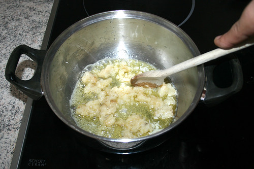 31 - Gerösteten Knoblauch in Butter andünsten / Braise roasted garlic in butter