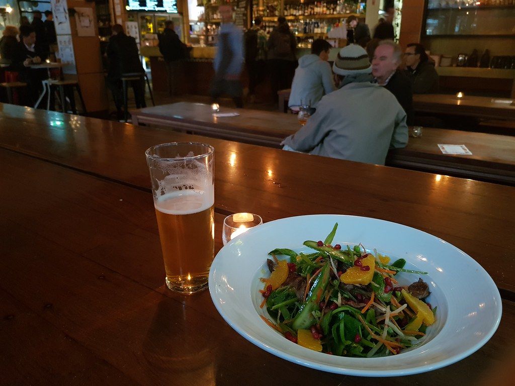 澳洲袋鼠肉沙拉 Kangaroo Salad $23 & Mornington Larger $9/pint by Mornington Brewery @ Beer Deluxe at Federal Square Flinders St. Melbourne Australia