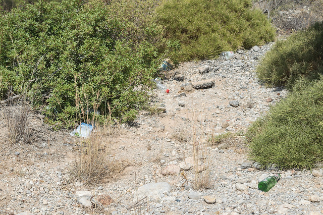 Σκουπίδια στις άκρες του δρόμου Ψίνθος - Καλυθιές