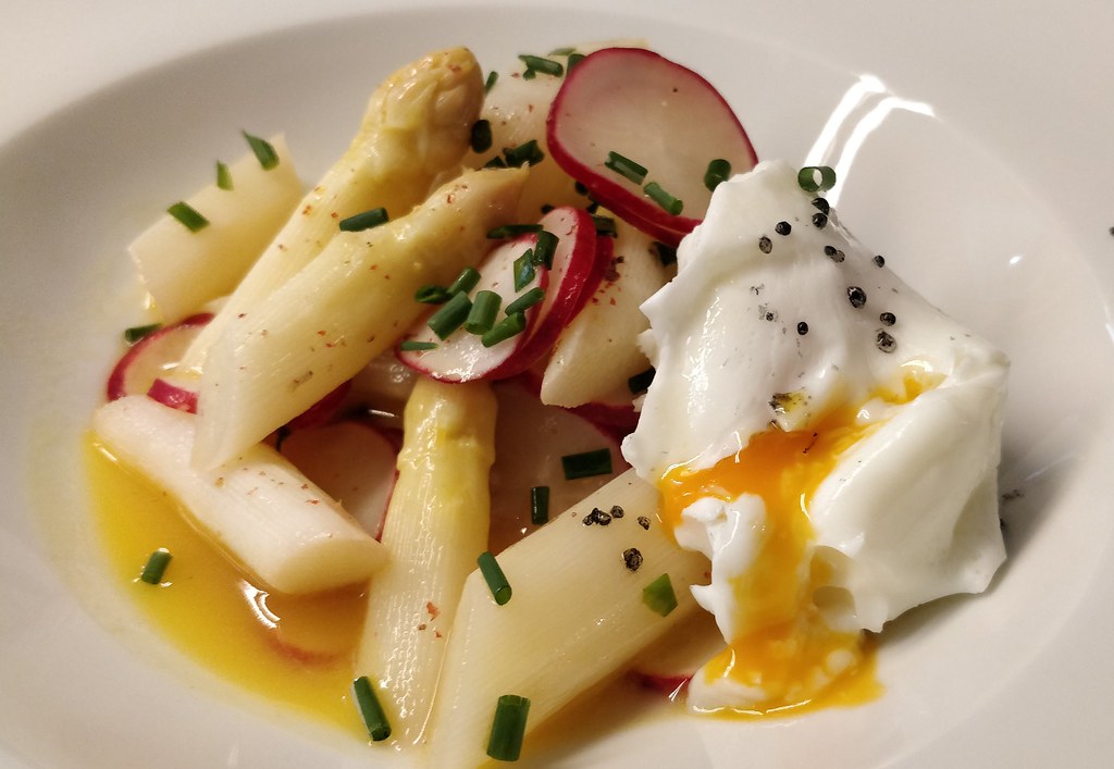 Lauwarmer Spargel-Radieschen-Salat mit pochiertem Ei