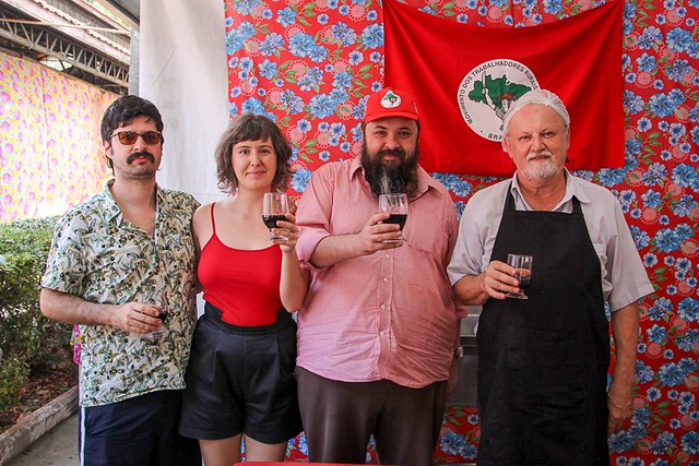 JB (segundo da direita para esquerda) divide um copo de vinho com João Pedro Stédile neste domingo (6) - Créditos: Rafael Stédile
