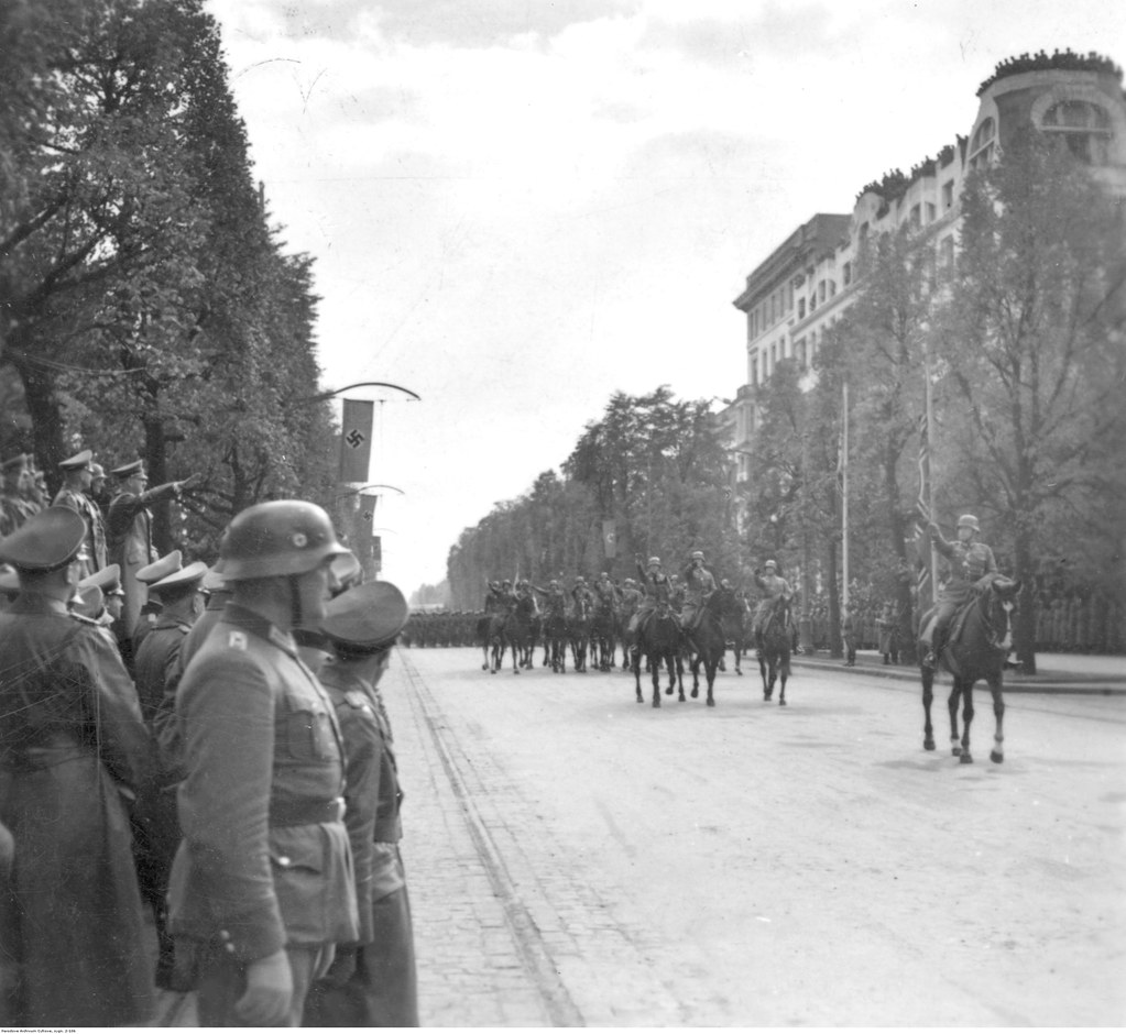 Адольф Гитлер принимает парад немецких войск в Аледже Уяздовском в Варшаве.