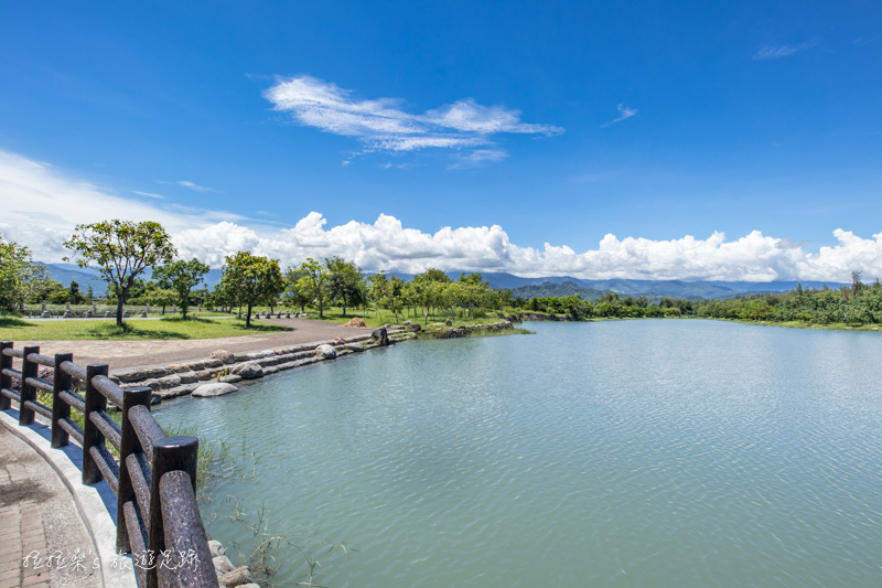 台東森林公園，清澈如鏡的琵琶湖、視野寬闊的活水湖、鷺鷥湖，一起騎著單車暢遊公園湖景，感受東台灣的悠閒與放鬆