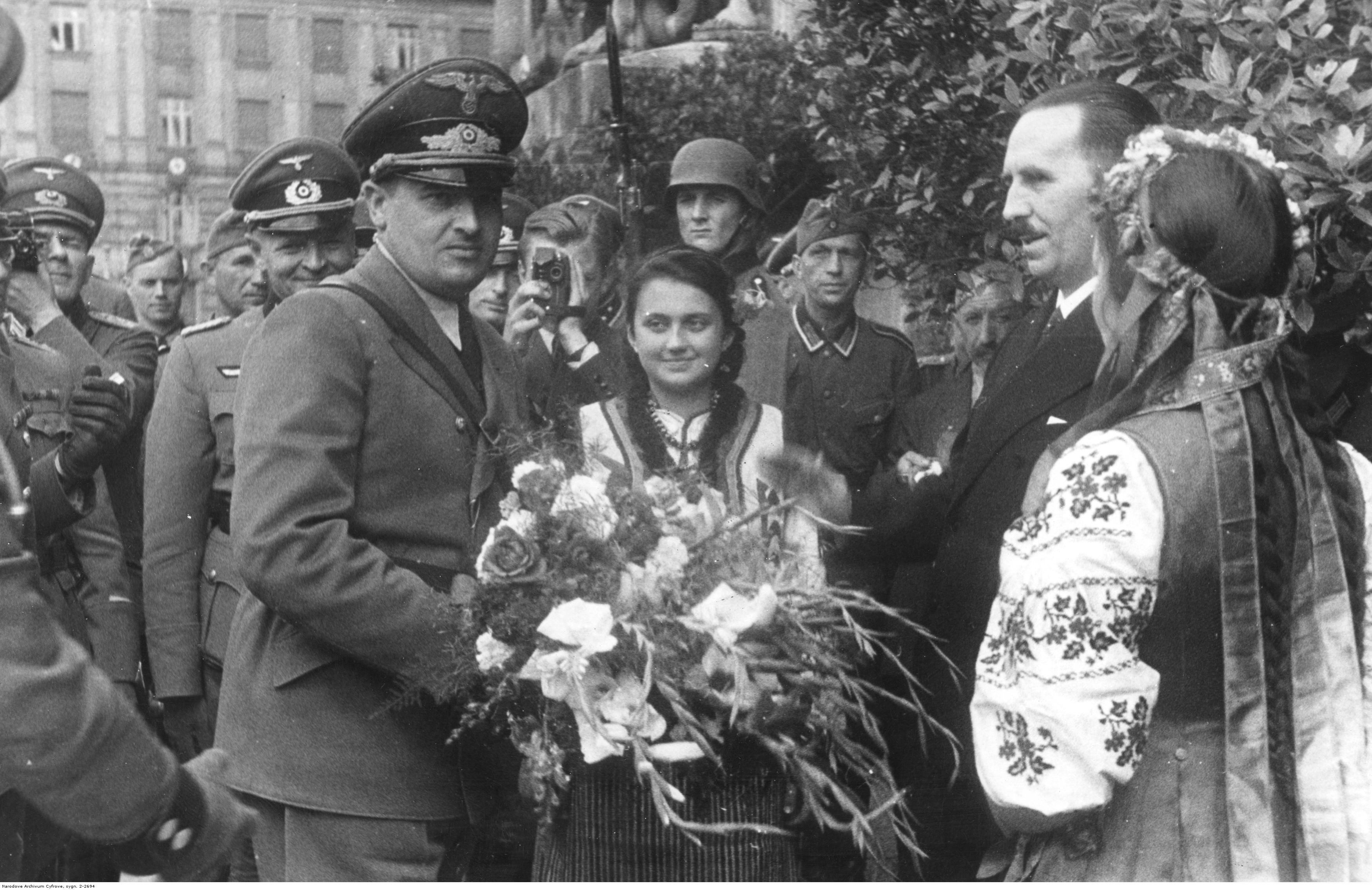Украинцы в вов. Львов 1941 украинцы встречают немцев. Встреча фашистов на Украине в 1941. Украинцы встречают Гитлера 1941. Парад во Львове 1941.