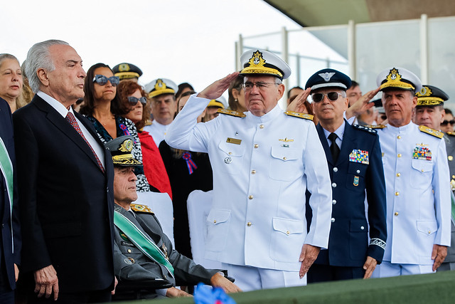 Generais das forças armadas saúdam Michel Temer durante comemoração do Dia do Exército - Créditos: Marcos Corrêa / PR