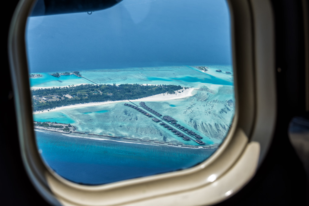 Шторки иллюминаторов. Мальдивы вид из самолета. Вид из иллюминатора самолета. Океан из окна самолета. Вид с окна самолета.
