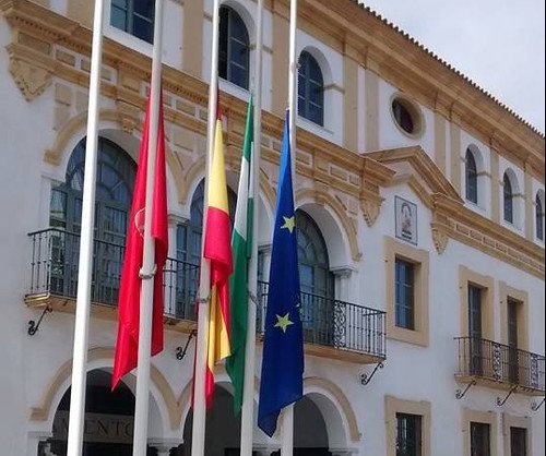 Banderas a media asta por el fallecimiento de Adolfo Suárez
