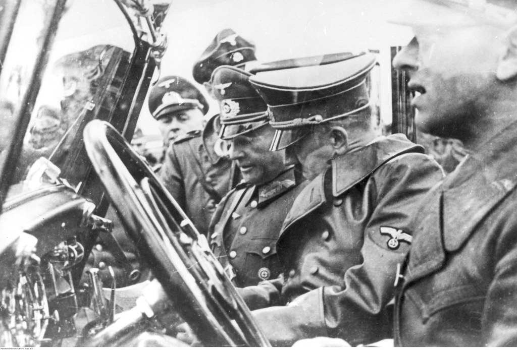 Адольф Гитлер читает отчет с фронта в машине во время боёв за Варшаву